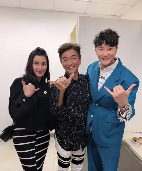 40岁关喆官宣三胎生女,高颜值子抢镜,出身名门杨坤做媒人_sofia_澳门