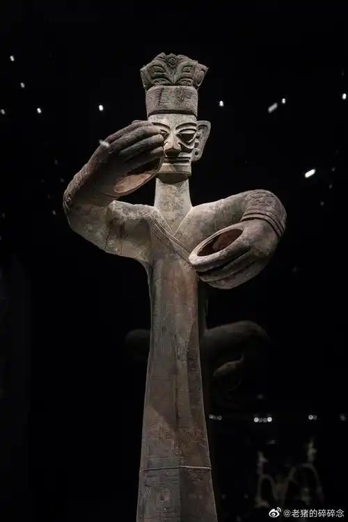 镜头下的三星堆之神铜大立人像