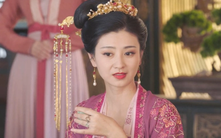 38岁两次演鞠婧祎婆婆,"眉姐姐"滤镜全无,斓曦咋想的?