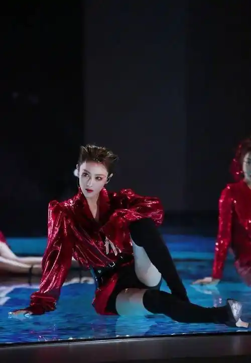 《浪姐2》张馨予终于放开了,安全裤当短裤穿,配长靴霸气时尚_气质