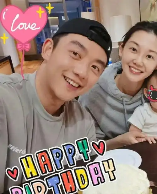 郑恺苗苗发糖#郑恺特地发微博晒出妻子苗苗在节目中的美照,并配文"老