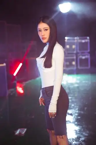 说唱听我的惊现npc袁娅维反差萌吓掉话题