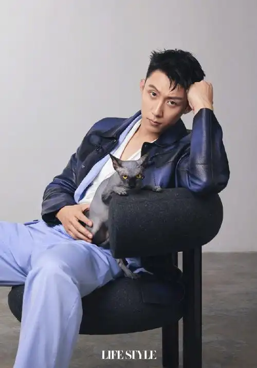 黄景瑜利落短发出镜表情冷峻酷帅有型