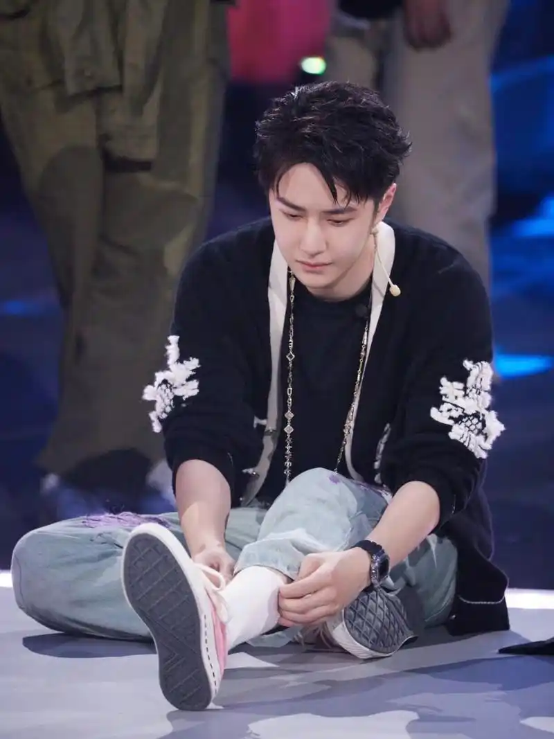 《这就是街舞5》最新一期王一博穿搭,barrie黑色针织开衫搭配8on8破洞