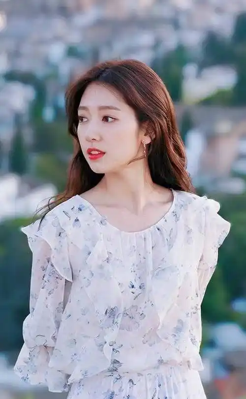 29岁的朴信惠,穿衣风格百变多样,简单的搭配,不失优雅与温婉_衬衫