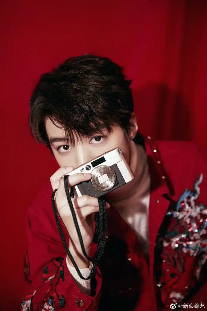 王俊凯第五年登春晚红色刺绣夹克展少年灵动意气