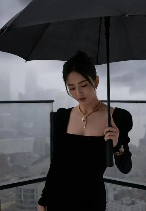 佟丽娅穿黑丝绒裙腰细腿长 气质高贵又迷人