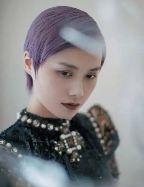 李宇春穿印花草莓look装裙,搭配短发典雅摩登时髦,穿出女人味_造型