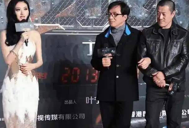 成龙不敢碰她,甄子丹搂不到她,王思聪不敢撕她,却被他当众亲了