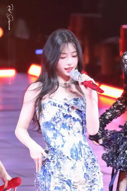 虞书欣超话#虞书欣南京演唱会#1028南京演唱会这套衣服也太闪了吧