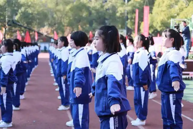 学生穿"统一校服",还是能看出家境好坏,老师:这些特征很明显