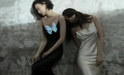 倪妮刘诗诗同拍大片身穿男款西装很有范一黑一白气质截然不同