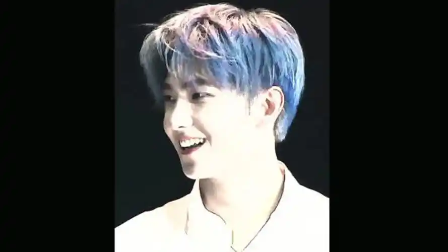 杨洋17年蓝发造型真的太惊艳了吧,这确定不是门面担当嘛!