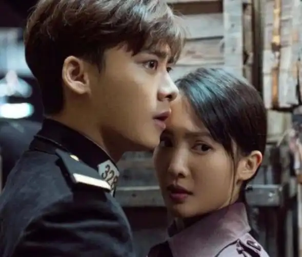 组图:金晨李易峰深夜酒吧聚会玩嗨 凌晨4点才不舍散场