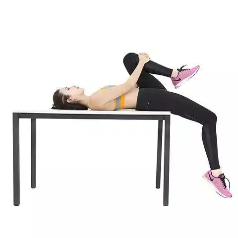 确保你正对着臀部的方向拉膝盖.