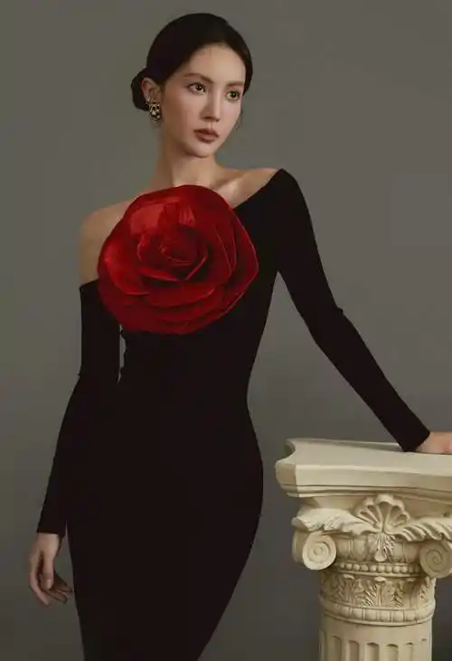 金晨黑色玫瑰礼服时尚动人_身材_黑夜_散发出