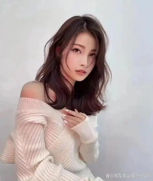 2023年最美最显年轻的锁骨发卷发,这款发型最主要是减龄修脸,适合圆脸