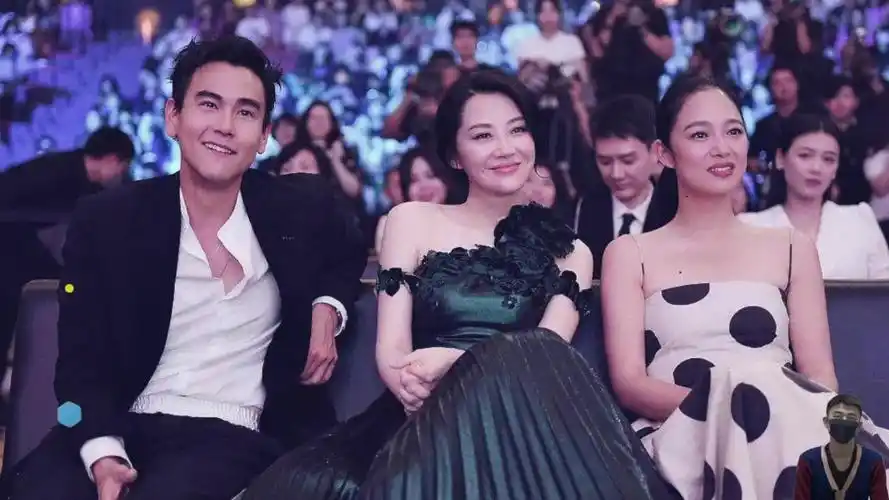 彭于晏笑容炸掉,与许晴同台,亲密互动!