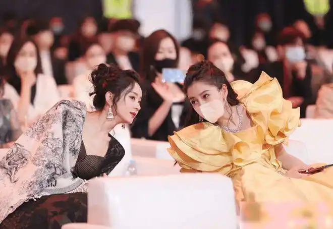 杨颖赵丽颖微博之夜隔空坐媒体晒出抓拍照关系好坏很显然