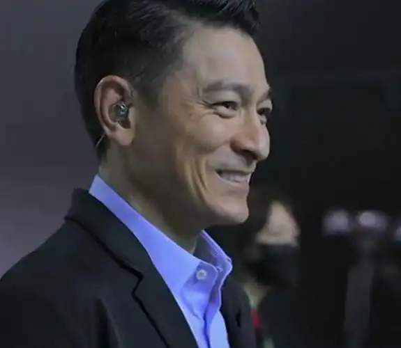 刘德华直播花絮曝光,梳油亮大背头红光满面,穿西装身材挺拔高瘦