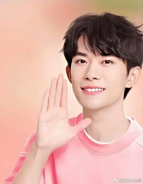 易烊千玺我们玺一直都很喜欢粉红色,还有那俩