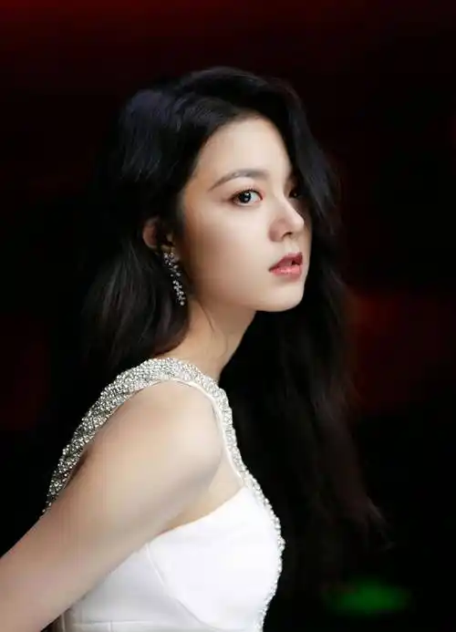 赵今麦白色长裙造型大片,高清壁纸,纯净又甜美_玫瑰_氛围_窗帘