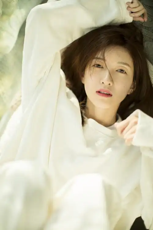 简介:江疏影慵懒小清新写真图片,分享一组江疏影图片给大家,图中的