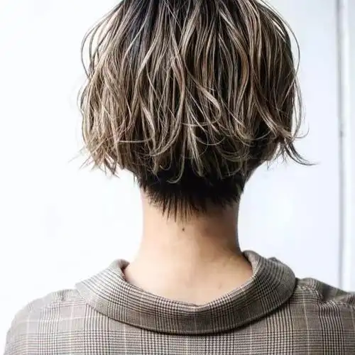 短发背影图片女生真实