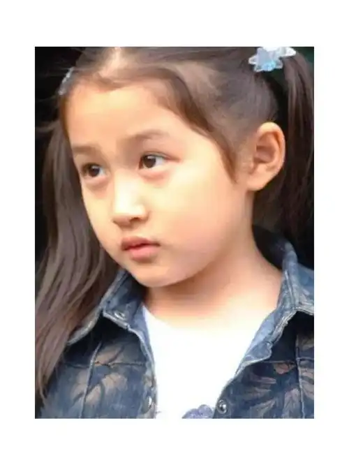 关晓彤小时候的照片