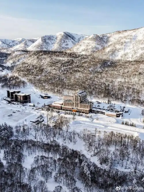 春游季##带着微博去山野##滑雪#春日的北海道,还是一片白茫茫,在