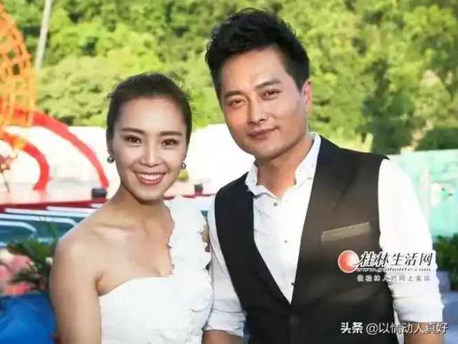 犹如云飞走红后,与娇美的歌手好上了,而他与前妻还有女儿呢!