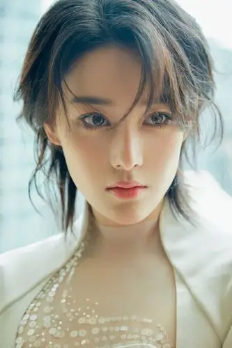 因为和歌手老师重名而改成了"张馨予",现在家里人都叫她"小燕子"