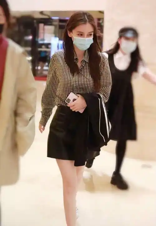 原创angelababy赶时髦格子衬衫a字裙都当妈了咋穿得还像高中妹