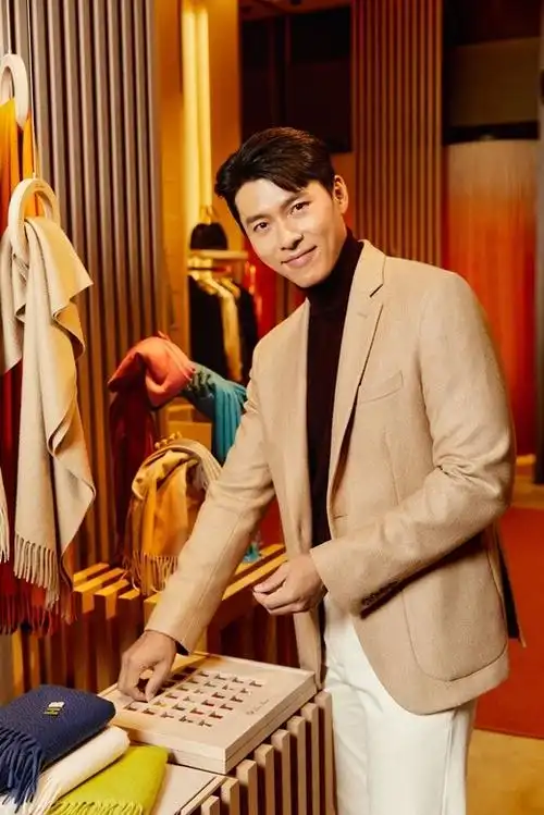 20210909明星39岁玄彬出席活动身材笔挺笑容俊朗魅力十足