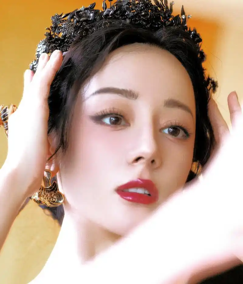 迪丽热巴真公主,每次戴皇冠都特别美.