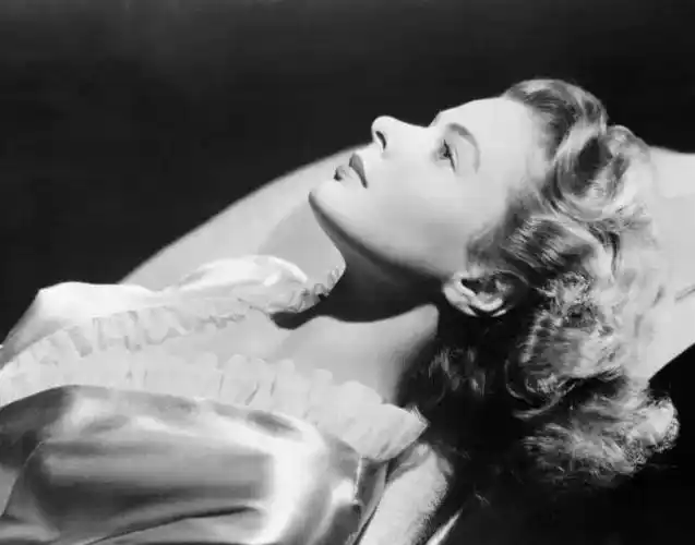 从不谙世事的少女到好莱坞第一夫人,她的美丽惊艳了整个世界 .