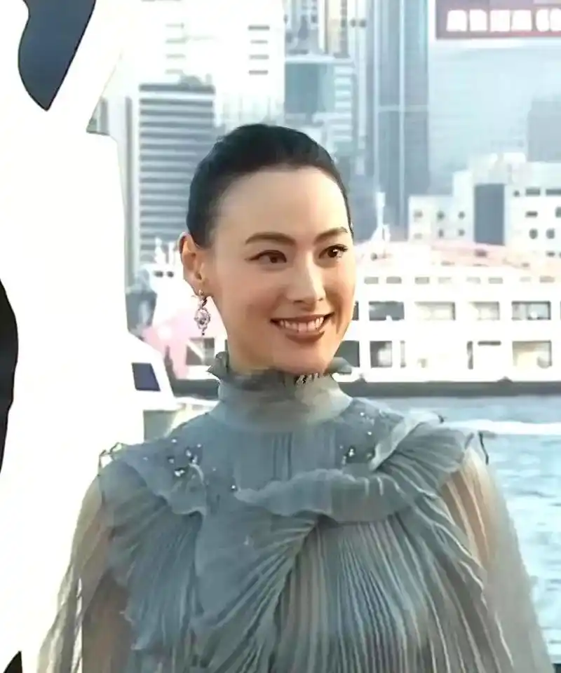 梁洛施耳朵高过眉,具有大富大贵之相,犹如人间富贵花.