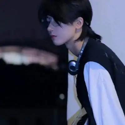 qq头像男真人侧脸帅气高清图片