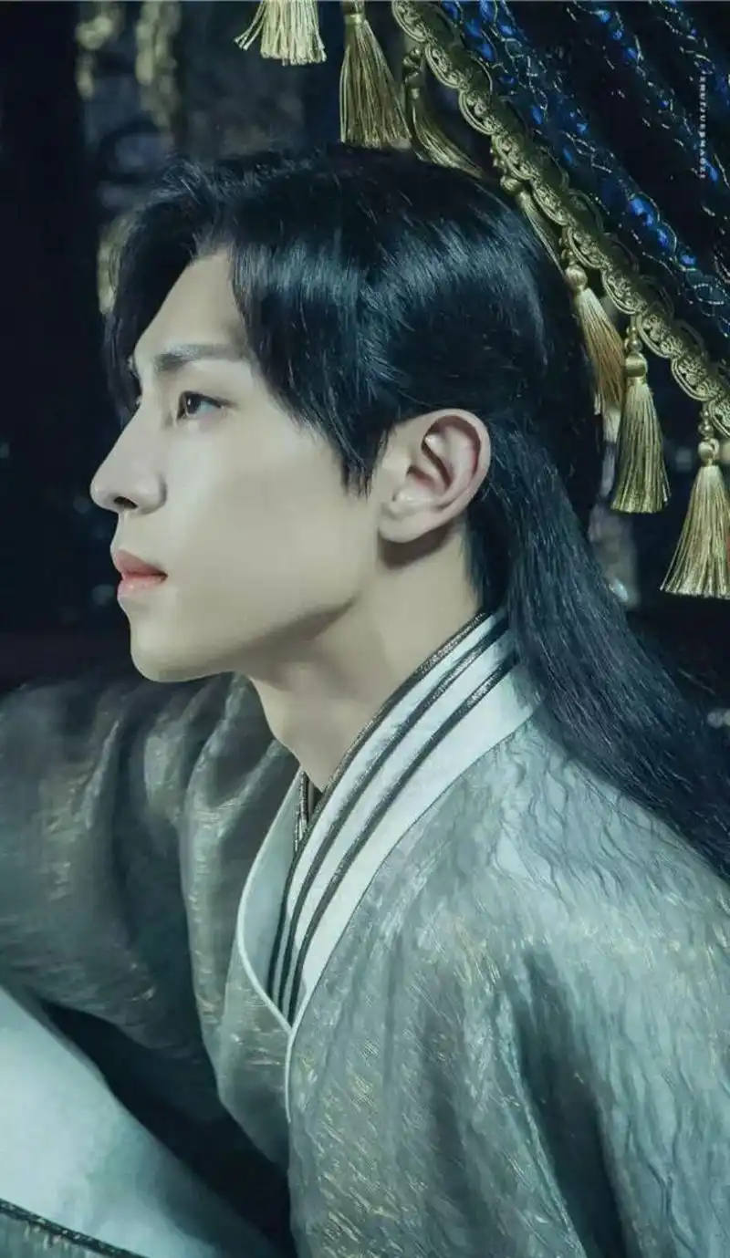 邓伦香蜜剧照,公子侧颜如玉