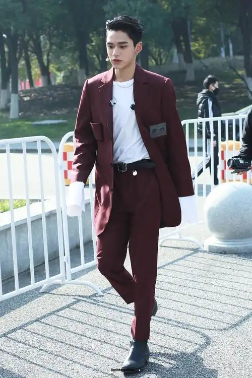 黄旭熙伦敦burberry看秀现场图来了更新和vogue主编burberry总裁合影