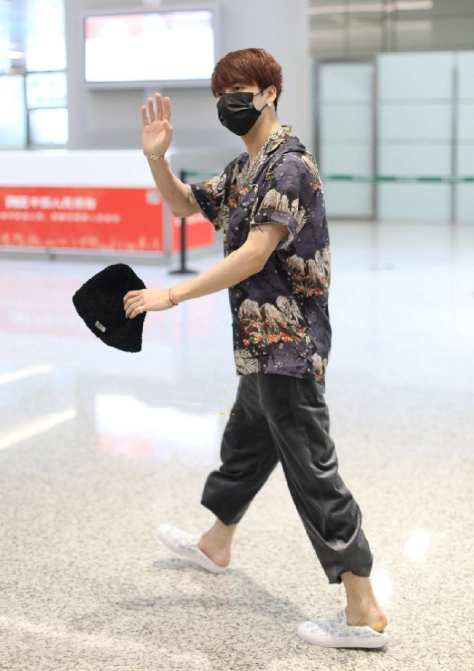 王嘉尔其实也是"照骗",看到没有精修的身材:这有175?