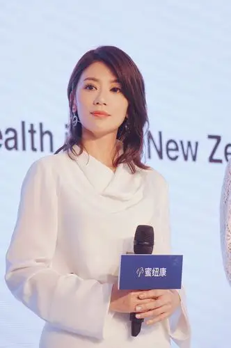 2018年9月21日,贾静雯现身上海某活动  是仙女本