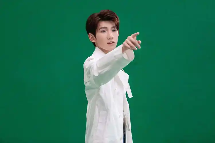 王源帅气休闲迷人写真