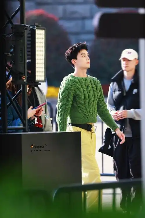 吴磊活动路透来啦绿色毛衣活力满满一键入春妥妥的清爽大帅哥一枚呀
