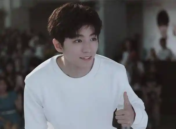 王俊凯的睡衣造型风格多样,揉眼睛,露锁骨,慵懒中又带有帅气!