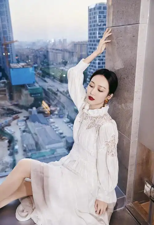 王鸥真"放得开",穿蕾丝白裙大玩纯欲风,这腿小姑娘都羡慕_连衣裙