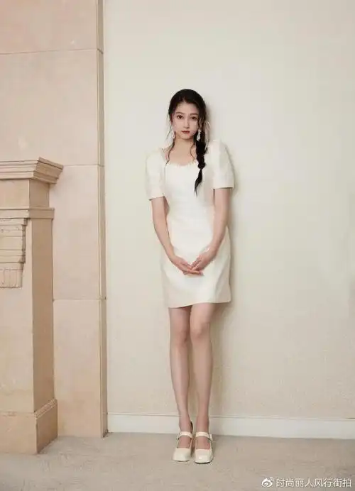 穿白裙秀美腿,浪漫感十足好惊艳|关晓彤|麻花辫|白裙_新浪新闻