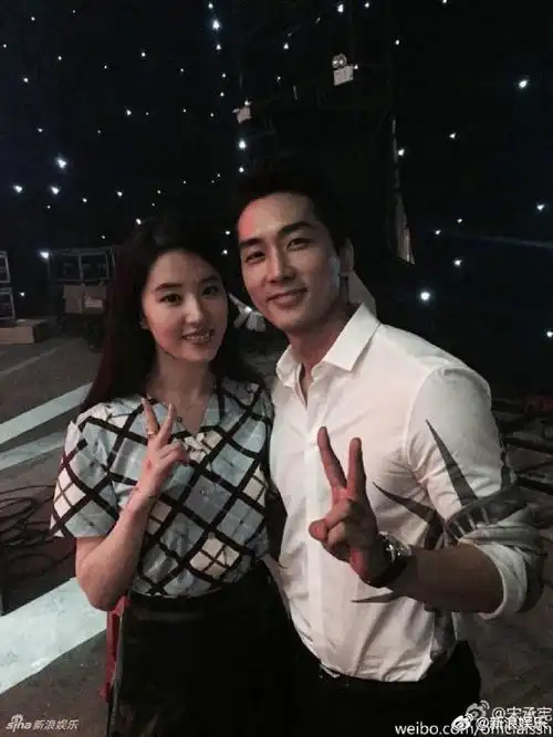宋承宪点赞刘亦菲自拍