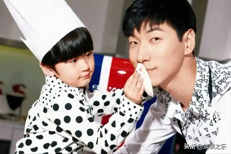 张亮14岁儿子被曝早恋,和漂亮女友亲吻互动,张亮发长文回应获赞_事情