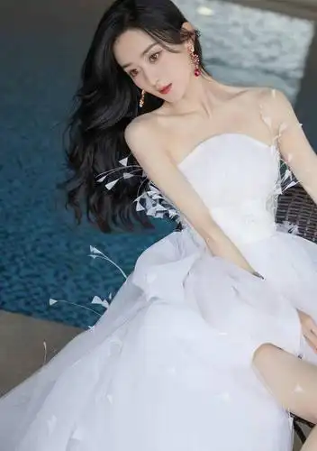 赵丽颖"仙女下凡",穿搭白色羽毛抹胸连衣裙,粉丝都挤爆了